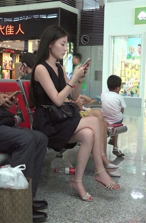 长得这么甜美的女人，就算静静坐着也会让你看的不舍得转眼