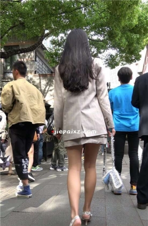 4K –  性感身材米色高跟短裙御姐 [1.21 GB/MP4]