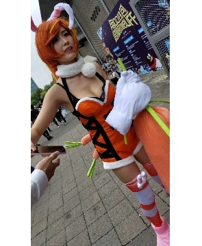 4K – 玩cosplay的丰满少女外拍视频