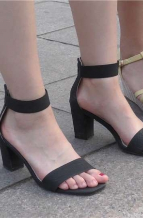 4K 一双鲜嫩多汁的玉足街拍凉高跟美女 [319 MB]