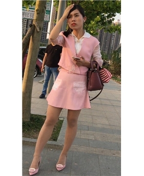 广场上的超美粉色系马尾辫少女，一身粉色打扮真漂亮。