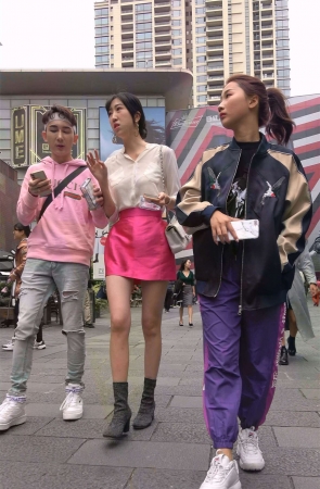 白衬衫粉群极品高挑美腿美女身材正点