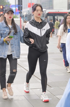 黑色紧身裤，丰臀小姐姐