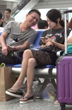 少妇绿趾艳足，脚型不错，但左脚脚面口味略重，有不少的抖腿动作