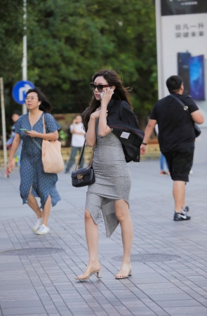 开叉包臀裙女子