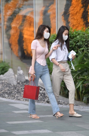 牛仔裤大长腿，粉色高跟鞋