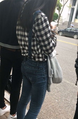 格子衫吊带紧身牛仔裤美女