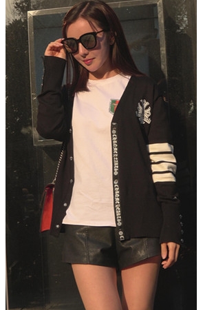 戴着墨镜的高靴小姐姐