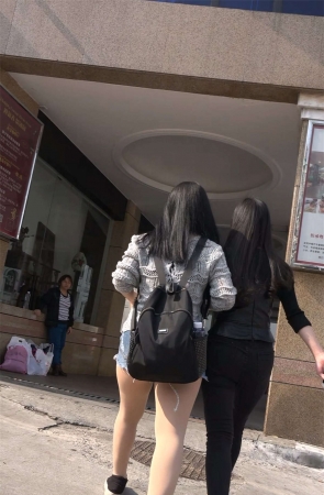 青春气质美女姐妹花挽手逛街