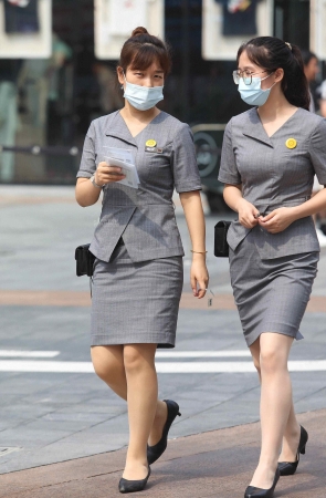 肉丝街拍高跟OL