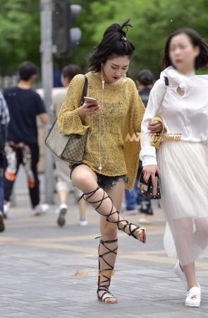 5.23 时尚热裤罗马靴小妹