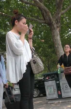 对着镜子整理容装的小美女