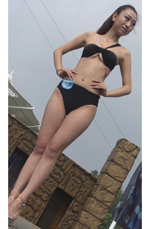 漂亮的黑色比基尼美女