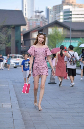 满是小心心的短裙美女