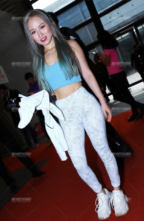 银发白色紧身裤美女