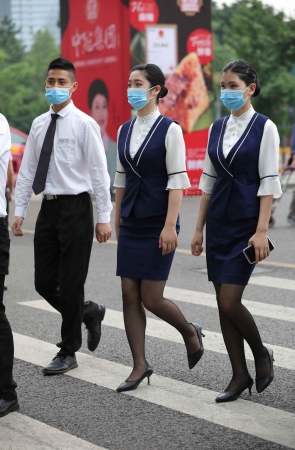 【街拍心灵】售楼处黑丝高跟制服街拍小姐姐