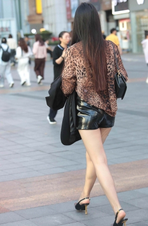 街拍黑丝高跟少妇-17P