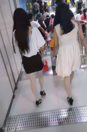 这个黑色短裙美女的臀部真实黄金比例 脚也很性感