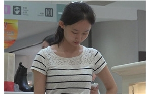 4k-身材娇小的美女鞋店试鞋，似乎举棋不定要哪双。