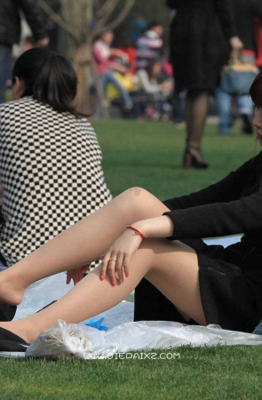 街拍长丝甜美靓女