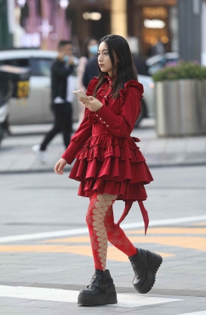 少见的红色街拍丝袜-13P