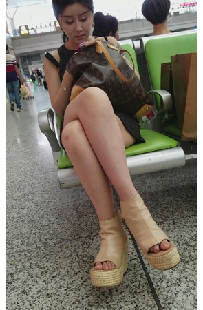 有纹身的裸腿美女