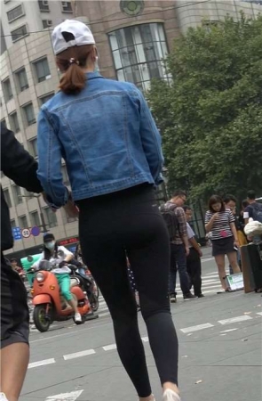 4K – 超紧身弹力裤牛仔外套街拍鸭舌帽小姐姐 [0.99 GB]