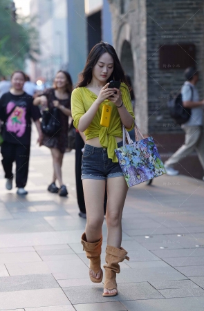 街拍小蛮腰热裤妹纸