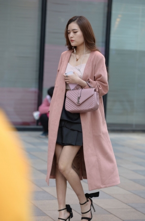 风衣都挡不住的美腿