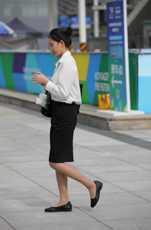 【街拍心灵】销 售顾问街拍黑丝制服美腿