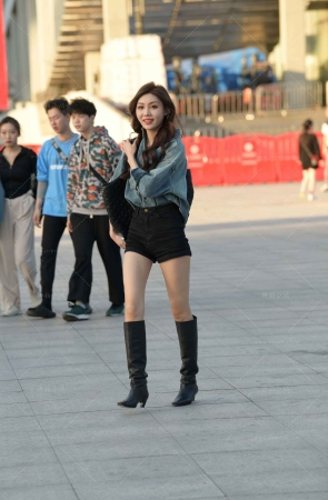 街拍牛仔外套，长靴美腿小姐姐