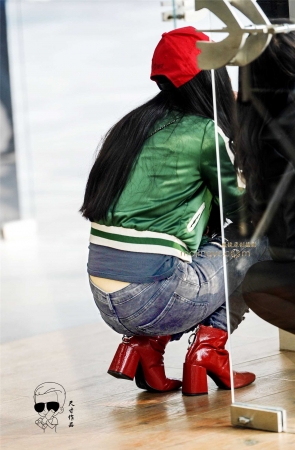 仔裤紧绷显美臀红皮鞋具魅力