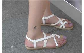 4k-颜值超高的墨镜女孩，玉足鲜嫩多汁