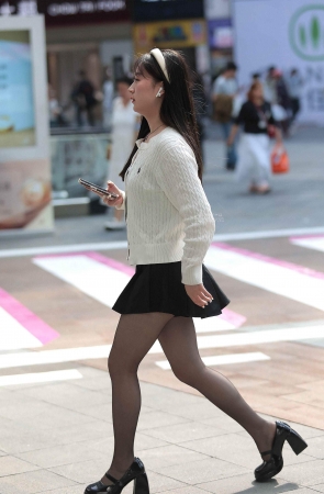 诱惑黑丝街拍少妇