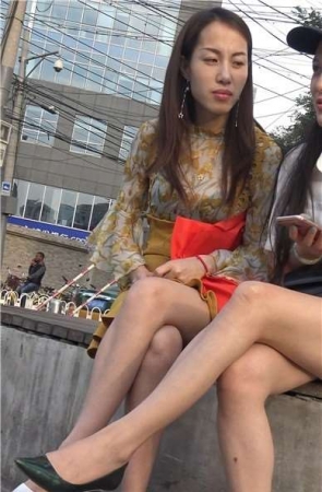 4k-花坛边畅聊的美腿高跟姐妹淘 [1.40 GB]