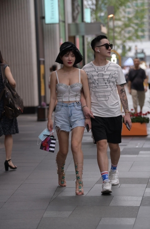 漂亮的吊带妹子