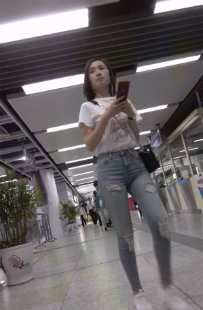 紧身牛仔白T恤运动鞋美女