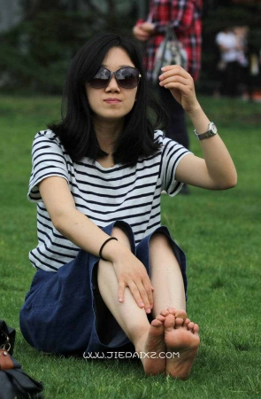 街拍条纹衫气质美妇