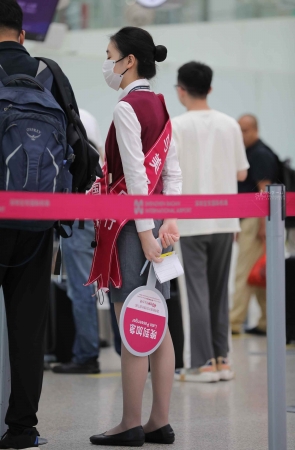【街拍心灵】机场地勤街拍灰丝美腿制服