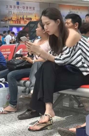 鲜嫩的玉足凉高跟气质小姐姐 [239 MB/WMV]