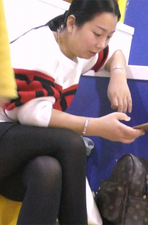 游乐场气质辣妈的棉袜脚