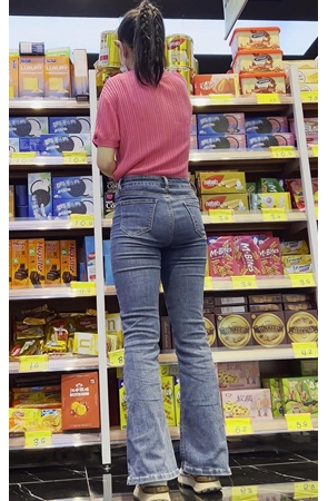 超市里的牛仔美女