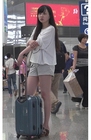 拉着行李箱的漂亮美女[2.49G/MP4]