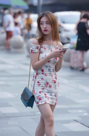 街拍性感的紧身花短裙美女