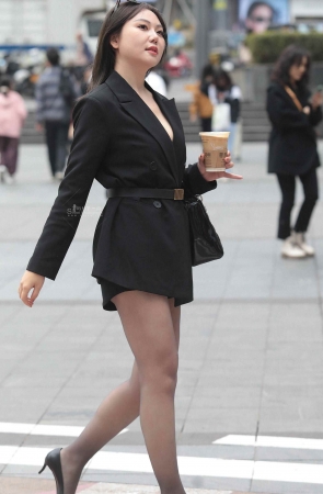 诱惑黑丝街拍高跟少妇-23P