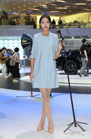 在直播卖车子的她