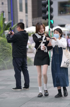 街拍穿丝的小姐姐