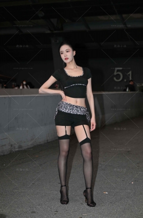 性感半高丝长腿美女