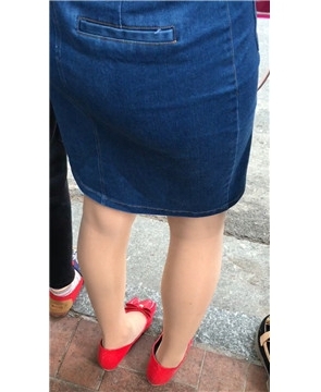 一黑丝一光腿的两姐妹花，能不能不要这么诱惑。