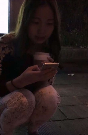 圆臀等车小妹美腿惹人爱